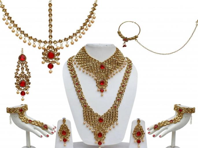 They came as bridegrooms and took jewelery worth four lakhs | वऱ्हाडी म्हणून आल्या अन् चार लाखांचे दागिने घेऊन गेल्या They came as bridegrooms and took jewelery worth four lakhs | वऱ्हाडी म्हणून आल्या अन् चार लाखांचे दागिने घेऊन गेल्या