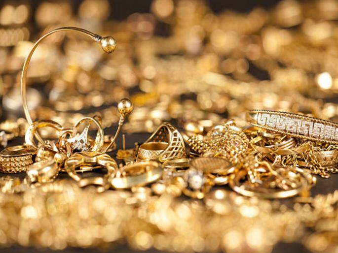 Giving gold to make ornaments was expensive for the goldsmith 42 lakhs worth of gold stolen by artisans | दागिने घडविण्यासाठी सोने देणे सराफाला पडले महागात; ४२ लाखांचे सोने चोरून कारागीर पसार Giving gold to make ornaments was expensive for the goldsmith 42 lakhs worth of gold stolen by artisans | दागिने घडविण्यासाठी सोने देणे सराफाला पडले महागात; ४२ लाखांचे सोने चोरून कारागीर पसार