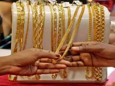 goa goldsmiths are being pushed people will find it difficult to avoid buying gold during the wedding season | गोंयकार सराफांना धसका; लग्नसराईच्या दिवसांत सोने खरेदी टाळणे लोकांना जाईल जड goa goldsmiths are being pushed people will find it difficult to avoid buying gold during the wedding season | गोंयकार सराफांना धसका; लग्नसराईच्या दिवसांत सोने खरेदी टाळणे लोकांना जाईल जड