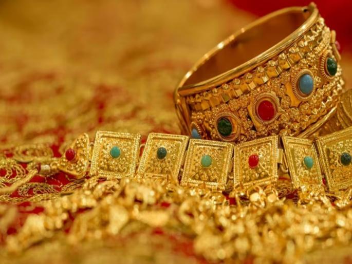 Treachery of the villagers; jewelers absconding with customer's mortgage jewelery worth 50 lakhs | गावकऱ्यांचा विश्वासघात; ग्राहकांचे ५० लाखांचे गहाण दागिने घेऊन व्यापारी फरार Treachery of the villagers; jewelers absconding with customer's mortgage jewelery worth 50 lakhs | गावकऱ्यांचा विश्वासघात; ग्राहकांचे ५० लाखांचे गहाण दागिने घेऊन व्यापारी फरार