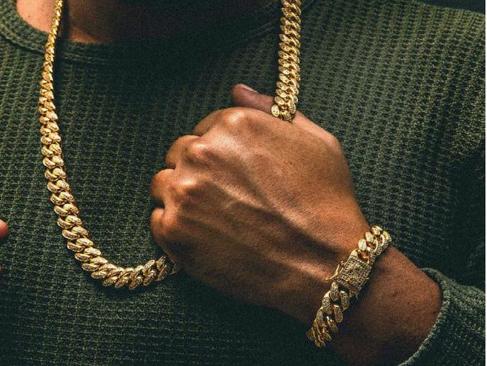 Wedding jewelry is expensive, keep the gold of the son-in-law in the extra month now | लग्नसराईत दागिने महागले, अधिक मासातील जावयाचे सोने आताच घेऊन ठेवा Wedding jewelry is expensive, keep the gold of the son-in-law in the extra month now | लग्नसराईत दागिने महागले, अधिक मासातील जावयाचे सोने आताच घेऊन ठेवा