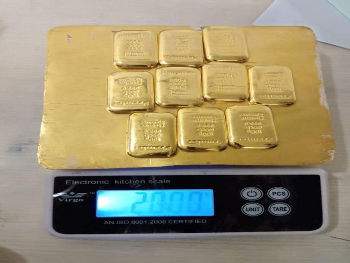 Two kg of gold smugglers to the international airport | आंतरराष्ट्रीय विमानतळावर २ किलो सोनं तस्करी करणाऱ्यास बेड्या Two kg of gold smugglers to the international airport | आंतरराष्ट्रीय विमानतळावर २ किलो सोनं तस्करी करणाऱ्यास बेड्या