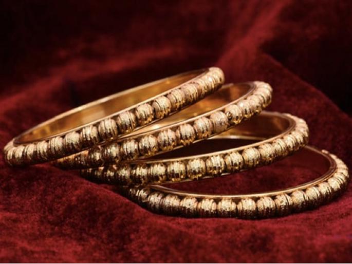 He came as a customer and looted four gold bangles | ग्राहक म्हणून आला अन् हातचालाखीने सोन्याच्या चार बांगड्या घेऊन गेला He came as a customer and looted four gold bangles | ग्राहक म्हणून आला अन् हातचालाखीने सोन्याच्या चार बांगड्या घेऊन गेला