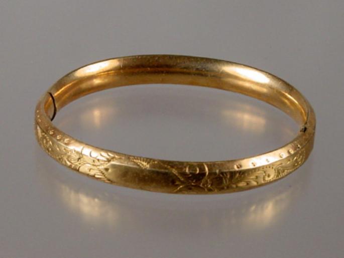 gold bangles theft in dighi | दिघीत महिलेच्या बांगड्यांची हातचलाखीने चोरी gold bangles theft in dighi | दिघीत महिलेच्या बांगड्यांची हातचलाखीने चोरी