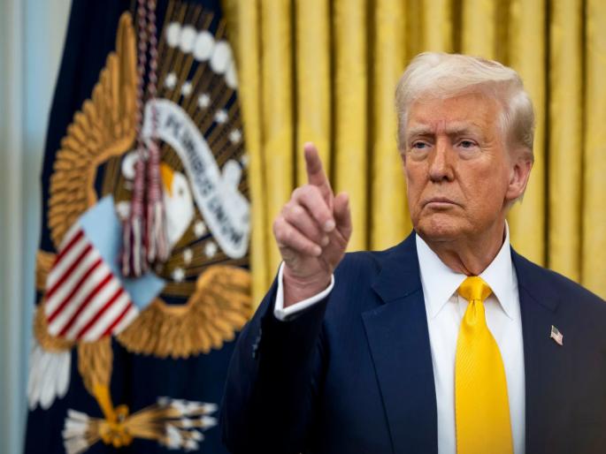 USA President Donald Trump announced a new "Gold Card" that will be sold to immigrants for 5 million dollar | डोनाल्ड ट्रम्प यांचा 'गोल्ड कार्ड' फॉर्म्युला; जगातील श्रीमंतांसाठी अमेरिकेची मोठी ऑफर USA President Donald Trump announced a new "Gold Card" that will be sold to immigrants for 5 million dollar | डोनाल्ड ट्रम्प यांचा 'गोल्ड कार्ड' फॉर्म्युला; जगातील श्रीमंतांसाठी अमेरिकेची मोठी ऑफर