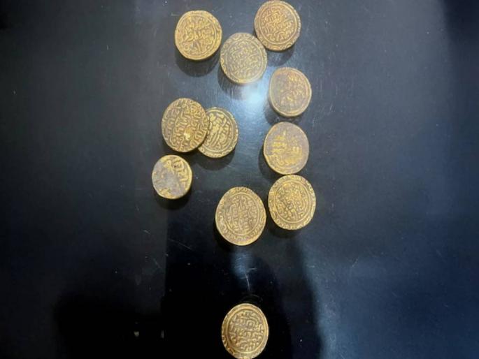 A pit was dug for a drain and luckily it opened! A gold coin was found, as soon as the villagers found out, a queue started | नाल्यासाठी खड्डा खोदला अन् नशिबच उघडलं! सोन्याचे नाणे सापडले, गावकऱ्यांना कळताच लागली रांग A pit was dug for a drain and luckily it opened! A gold coin was found, as soon as the villagers found out, a queue started | नाल्यासाठी खड्डा खोदला अन् नशिबच उघडलं! सोन्याचे नाणे सापडले, गावकऱ्यांना कळताच लागली रांग