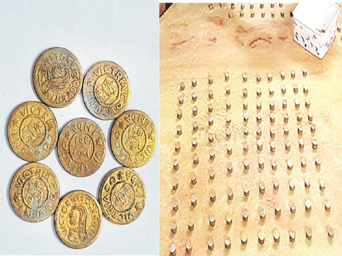 British Era treasures found in Priyadarshini Park of Aurangabad, coins depicting Queen Victoria | प्रियदर्शनी उद्यानात सापडला ब्रिटीशकालीन खजाना, नाण्यांवर आहे व्हिक्टोरिया राणीचे चित्र British Era treasures found in Priyadarshini Park of Aurangabad, coins depicting Queen Victoria | प्रियदर्शनी उद्यानात सापडला ब्रिटीशकालीन खजाना, नाण्यांवर आहे व्हिक्टोरिया राणीचे चित्र