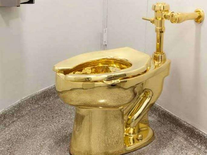 World famous gold toilet stolen from British palace worth around 35 crore rupees | १८ कॅरेट सोन्याचा जगप्रसिद्ध कमोड चोरीला, किंमत वाचून व्हाल अवाक्... World famous gold toilet stolen from British palace worth around 35 crore rupees | १८ कॅरेट सोन्याचा जगप्रसिद्ध कमोड चोरीला, किंमत वाचून व्हाल अवाक्...
