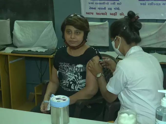 Corona Vaccination: Gold gift with corona vaccine; idea of jewelers association in Rajkot | Corona Vaccination: भन्नाट आयडिया! कोरोना लसीसोबत सोन्याची नथ गिफ्ट; नागरिक मालामाल Corona Vaccination: Gold gift with corona vaccine; idea of jewelers association in Rajkot | Corona Vaccination: भन्नाट आयडिया! कोरोना लसीसोबत सोन्याची नथ गिफ्ट; नागरिक मालामाल