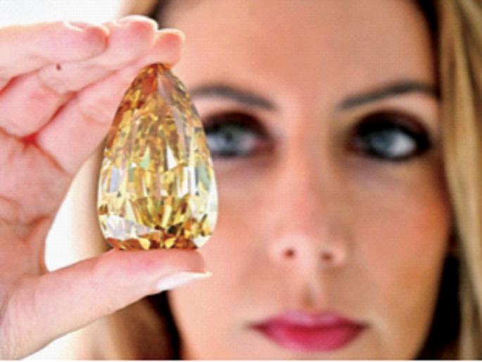 Golden diamond to be sold for one and a half million dollars!, Auction in December, bids starting at one dollar | सोनेरी हिरा विकला जाणार दीड कोटी डॉलर्सना!, डिसेंबरमध्ये लिलाव, एक डॉलरपासून लागणार बोली Golden diamond to be sold for one and a half million dollars!, Auction in December, bids starting at one dollar | सोनेरी हिरा विकला जाणार दीड कोटी डॉलर्सना!, डिसेंबरमध्ये लिलाव, एक डॉलरपासून लागणार बोली