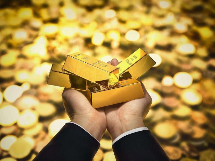 Gold is rising, investors are starting to put money into gold in anticipation of further growth. | सोनं वाढतंय, आणखी वाढीच्या अपेक्षेने गुंतवणूकदार टाकू लागले सोन्यात पैसा
