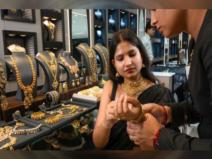Good news for the common man Gold and silver prices fall even before the wedding sisone, check the latest rates of 18, 22, 23 and 24 carats | सर्वसामान्यांसाठी खुशखबर...! लग्नसराईपूर्वीच सोन्या-चांदीच्या भावात घसरण, चेक करा १८,२२,२३ अन् २४ कॅरेटचा लेटेस्ट रेट