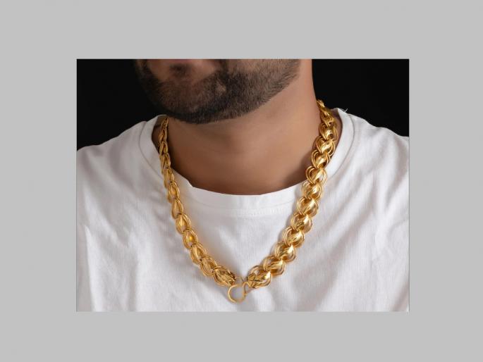 He would wear a gold chain on the pretext of his birthday he would take advantage of the employee's inattention to escape. | वाढदिवसाच्या बहाण्याने सोनसाखळी परिधान करायचा; कर्मचाऱ्याचे लक्ष नसल्याची संधी साधून पसार व्हायचा He would wear a gold chain on the pretext of his birthday he would take advantage of the employee's inattention to escape. | वाढदिवसाच्या बहाण्याने सोनसाखळी परिधान करायचा; कर्मचाऱ्याचे लक्ष नसल्याची संधी साधून पसार व्हायचा