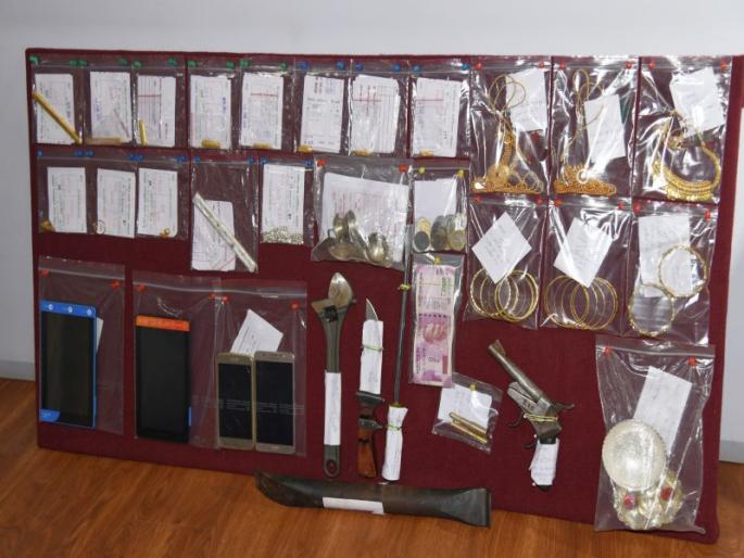 'We' seized 3 grams of gold from the inter-state gang | ‘त्या’ आंतरराज्यीय टोळीकडून २२ तोळे सोने जप्त 'We' seized 3 grams of gold from the inter-state gang | ‘त्या’ आंतरराज्यीय टोळीकडून २२ तोळे सोने जप्त