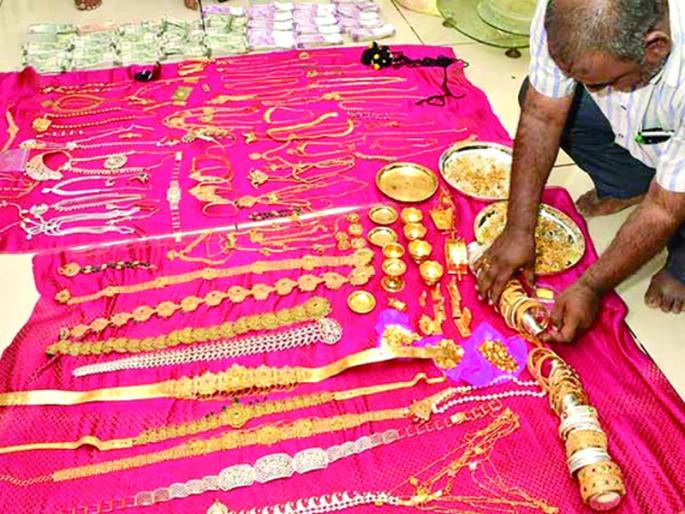 Three days before retirement, the property worth 500 crores was discovered, the Andhra official was arrested | निवृत्तीच्या ३ दिवस आधी ५०० कोटींची संपत्ती उघड, आंध्रचा अधिकारी अटकेत Three days before retirement, the property worth 500 crores was discovered, the Andhra official was arrested | निवृत्तीच्या ३ दिवस आधी ५०० कोटींची संपत्ती उघड, आंध्रचा अधिकारी अटकेत