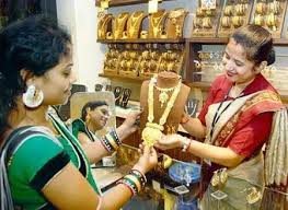 In three months, the price of gold increased by eight and a half thousand | गुंतवणूक सोने खरेदीत; तीन महिन्यांत सोन्याच्या दरात तब्बल साडेआठ हजारांनी वाढ In three months, the price of gold increased by eight and a half thousand | गुंतवणूक सोने खरेदीत; तीन महिन्यांत सोन्याच्या दरात तब्बल साडेआठ हजारांनी वाढ