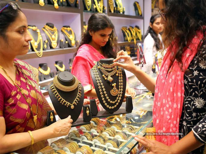 The fall in gold and silver prices has boosted investment in jewelery | सोन्या-चांदीच्या दर घसरणीमुळे दागिन्यातील गुंतवणूक वाढली