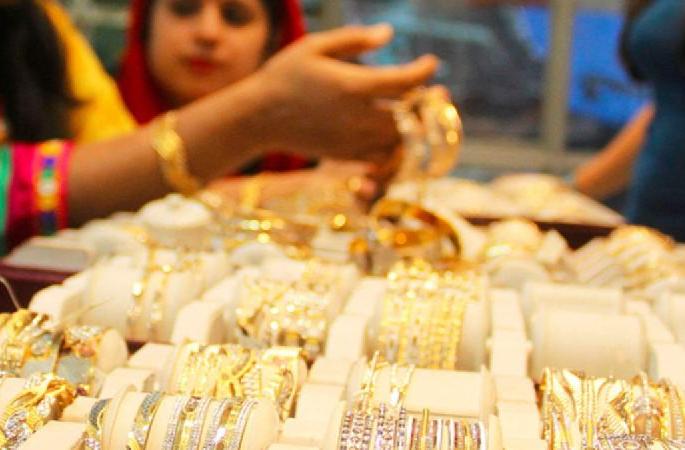 Advance booking of gold on the occasion of akshaya tritiya | हौसेला मोल नाही; बाजारात सोने खरेदी जोरात; अक्षय तृतीयेच्या मुहूर्तावर सोन्याचे आगाऊ बुकिंग Advance booking of gold on the occasion of akshaya tritiya | हौसेला मोल नाही; बाजारात सोने खरेदी जोरात; अक्षय तृतीयेच्या मुहूर्तावर सोन्याचे आगाऊ बुकिंग