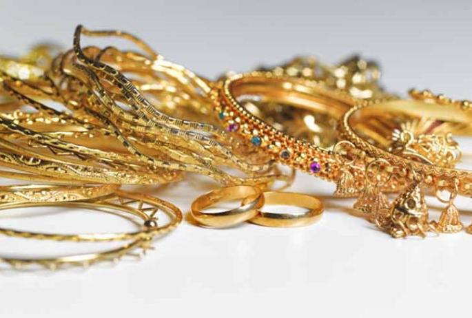 Servants grab in Sarafa shops : Quarter to KG gold misappropriated | सराफा दुकानात नोकरांनीच मारला हात : पाऊण किलो सोन्याची अफरातफर Servants grab in Sarafa shops : Quarter to KG gold misappropriated | सराफा दुकानात नोकरांनीच मारला हात : पाऊण किलो सोन्याची अफरातफर