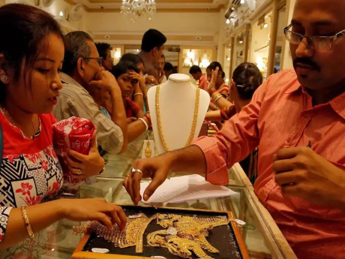 Even if the price crosses one lakh, it is still a genuine 'gold' loot!; Shopping excitement on the occasion of Vijayadashami | भाव लाख पार झाले तरी अस्सल ‘सोने’ लूट!; विजयादशमीच्या मुहूर्तावर खरेदीचा उत्साह Even if the price crosses one lakh, it is still a genuine 'gold' loot!; Shopping excitement on the occasion of Vijayadashami | भाव लाख पार झाले तरी अस्सल ‘सोने’ लूट!; विजयादशमीच्या मुहूर्तावर खरेदीचा उत्साह