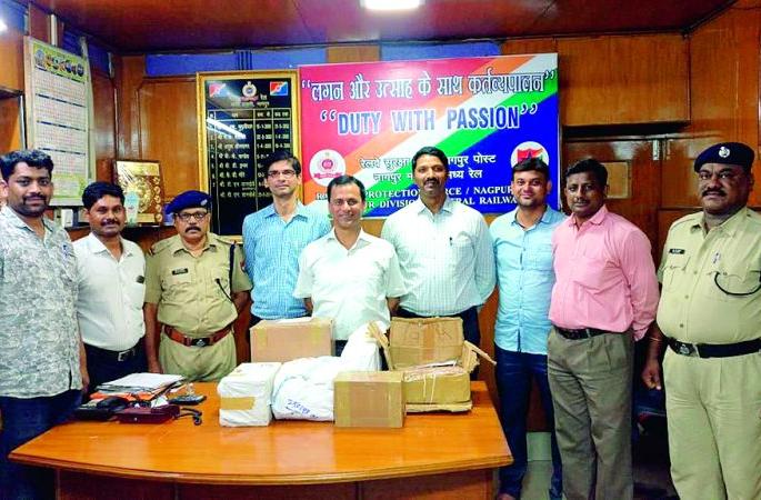 19.5 lacs of gold smuggling from Parcel were seized in Nagpur | नागपुरात पार्सलमधून होणारी १९.७५ लाखाची सोन्याची तस्करी पकडली 19.5 lacs of gold smuggling from Parcel were seized in Nagpur | नागपुरात पार्सलमधून होणारी १९.७५ लाखाची सोन्याची तस्करी पकडली