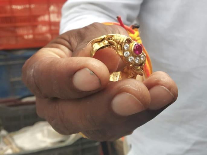 The gold ornaments found were returned | सापडलेले सोन्याचे दागिने केले परत, डॉक्टर, कर्मचाऱ्यांचा प्रामणिकपणा The gold ornaments found were returned | सापडलेले सोन्याचे दागिने केले परत, डॉक्टर, कर्मचाऱ्यांचा प्रामणिकपणा