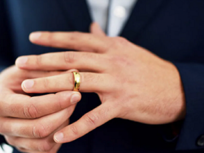 A passenger next seat sweet-talked the conversation; Stealing the ring by giving cream biscuit and decontaminating it | गोड बोलून शेजारील प्रवाशाने फसवलं; क्रीम बिस्कीट देऊन बेशुध्द करत अंगठी चोरली A passenger next seat sweet-talked the conversation; Stealing the ring by giving cream biscuit and decontaminating it | गोड बोलून शेजारील प्रवाशाने फसवलं; क्रीम बिस्कीट देऊन बेशुध्द करत अंगठी चोरली