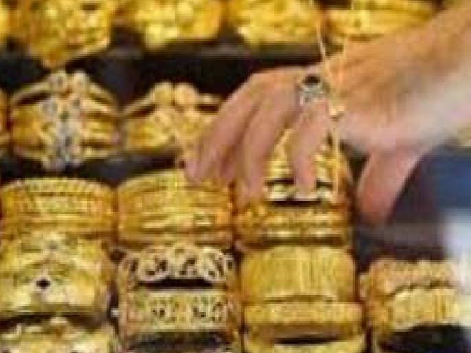 Theft in 2 jewelers in Satara on the pretext of buying gold, Crime against three including woman | सोने खरेदीच्या बहाण्याने साताऱ्यात २ ज्वेलर्समध्ये १.७९ लाखांच्या दागिन्यांवर डल्ला Theft in 2 jewelers in Satara on the pretext of buying gold, Crime against three including woman | सोने खरेदीच्या बहाण्याने साताऱ्यात २ ज्वेलर्समध्ये १.७९ लाखांच्या दागिन्यांवर डल्ला