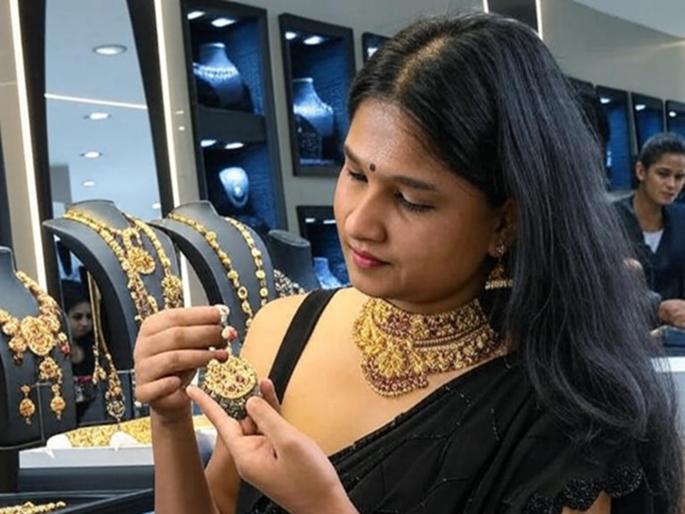 Gold prices 19 september 2025 fall but silver prices rise sharply See new gold prices by carat | Gold Silver Price 19 September: सोन्याच्या दरात घसरण, पण चांदीच्या किमतीत जोरदार उसळी; कॅरेटनुसार पाहा सोन्याचे नवे दर