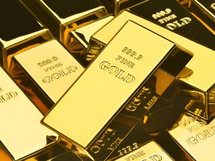 were carrying 15 kg of gold hidden in their clothes, the police stopped the car for inspection | कपड्यात लपवून ठेवलेले १५ किलो सोने घेऊन जात होते, पोलिसांनी गाडी तपासणीसाठी थांबवली अन्...