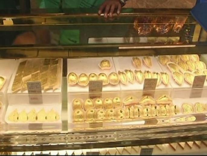 A sweet shop in surat gujarat sell a gold sweets sone ki work wali mithai | 'या' ठिकाणी मिळतेय भारतातील सर्वात महाग मिठाई!