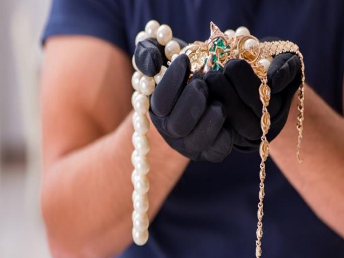 Daylight robbery in Pune's Dhayari area Gold ornaments worth 25 to 30 tolas were stolen from a jeweller's shop | पुण्याच्या धायरीत दरोडा; सराफ दुकानात खेळण्यातले पिस्तूल दाखवून 25 ते 30 तोळे सोन्याचे दागिने हिसकावले Daylight robbery in Pune's Dhayari area Gold ornaments worth 25 to 30 tolas were stolen from a jeweller's shop | पुण्याच्या धायरीत दरोडा; सराफ दुकानात खेळण्यातले पिस्तूल दाखवून 25 ते 30 तोळे सोन्याचे दागिने हिसकावले