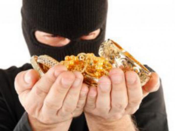 Daredevil robbery at marriage house in Ambajogai; 50 lakhs in lieu of cash and jewellery | Beed: अंबाजोगाईत लग्नघरी धाडसी चोरी; रोकड, दागिन्यांसह ५० लाखांचा ऐवज लंपास Daredevil robbery at marriage house in Ambajogai; 50 lakhs in lieu of cash and jewellery | Beed: अंबाजोगाईत लग्नघरी धाडसी चोरी; रोकड, दागिन्यांसह ५० लाखांचा ऐवज लंपास