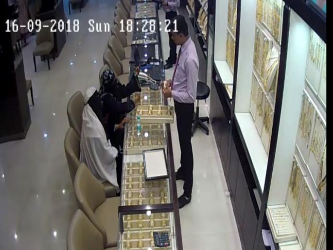 90 thousand bungalows lumpas for buyers of buffaloes | बुरखाधारी महिलांकडून खरेदीच्या बहाण्याने ९० हजाराची बांगडी लंपास 90 thousand bungalows lumpas for buyers of buffaloes | बुरखाधारी महिलांकडून खरेदीच्या बहाण्याने ९० हजाराची बांगडी लंपास