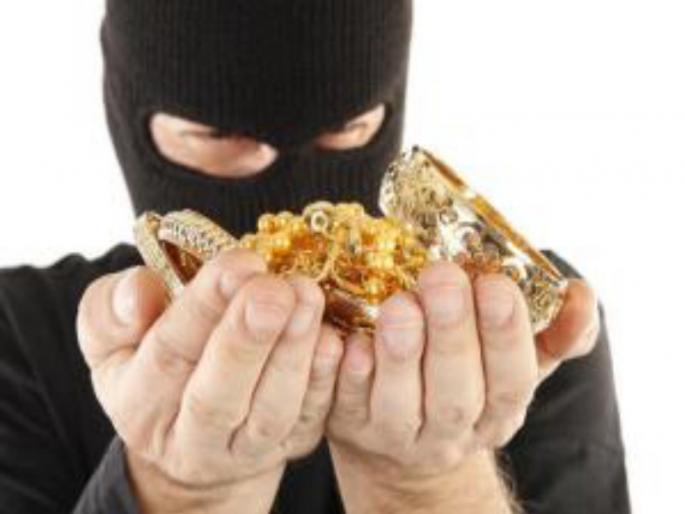 Deputy manager stole gold bangles from Ora hall, captured on CCTV, Nashik | ओरा दालनातून उपव्यवस्थापकानेच चोरल्या सोन्याच्या बांगड्या, सीसीटीव्हीत कैद Deputy manager stole gold bangles from Ora hall, captured on CCTV, Nashik | ओरा दालनातून उपव्यवस्थापकानेच चोरल्या सोन्याच्या बांगड्या, सीसीटीव्हीत कैद