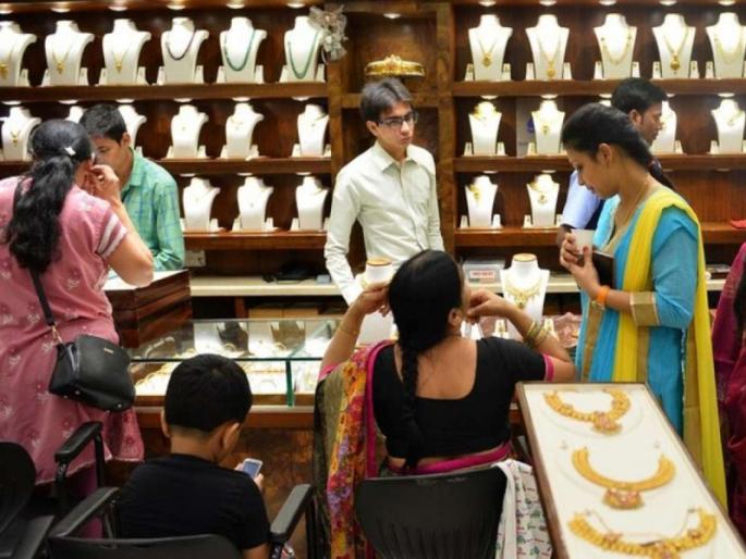 Following Vijayadashami, the prices of gold and silver have also increased on the occasion of Dhantrayodashi. | मुहूर्तावर भाव वाढले तरी खरेदीला ‘सुवर्ण झळाळी’; सोने-चांदी खरेदीचा प्रचंड उत्साह