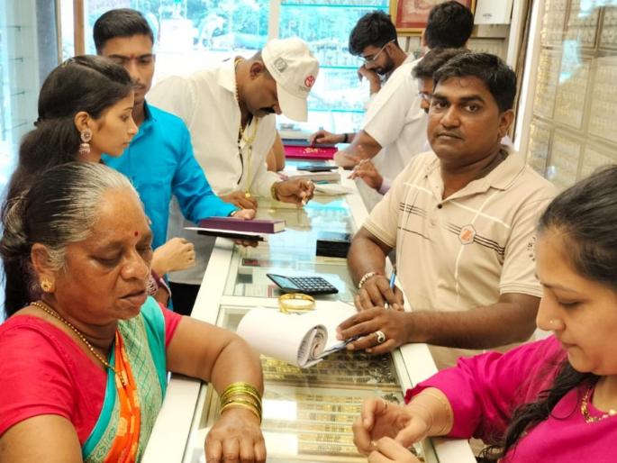 This year, due to the economic test, the purchase of gold decreased | यंदा आर्थिक चाचणीमुळे सोनं खरेदी घटली This year, due to the economic test, the purchase of gold decreased | यंदा आर्थिक चाचणीमुळे सोनं खरेदी घटली