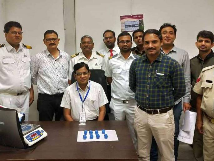 Customs Department seized 5 kg 3 grams of smuggled gold from passengers | कस्टम विभागाने प्रवाशाकडून जप्त केले १ किलो ७२८ ग्राम तस्करीचे सोने Customs Department seized 5 kg 3 grams of smuggled gold from passengers | कस्टम विभागाने प्रवाशाकडून जप्त केले १ किलो ७२८ ग्राम तस्करीचे सोने