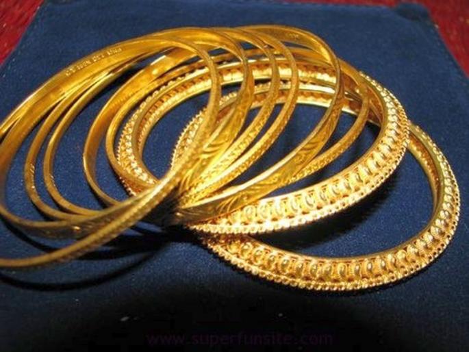 Two lakh jewelery worth lakhs of people traveling in a autorickshaw lamps | रिक्षामधून प्रवास करणाऱ्या ज्येष्ठ महिलेचे दोन लाखांचे दागिणे लंपास Two lakh jewelery worth lakhs of people traveling in a autorickshaw lamps | रिक्षामधून प्रवास करणाऱ्या ज्येष्ठ महिलेचे दोन लाखांचे दागिणे लंपास