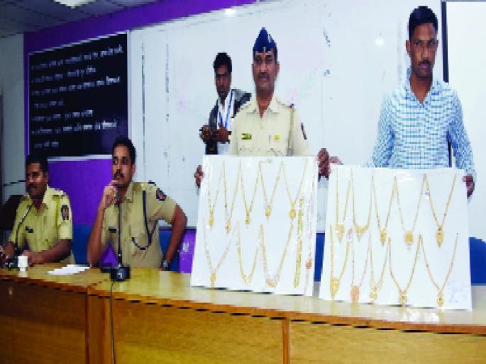 House stolen gold | घरासमोर खड्ड्यात पुरले चोरीचे सोने House stolen gold | घरासमोर खड्ड्यात पुरले चोरीचे सोने