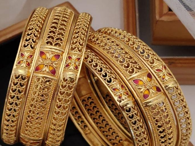 Three women stole bangles worth half a lakh from a bullion shop on the pretext of buying them. | Pune: खरेदीच्या बहाण्याने तीन महिलांनी सराफातून पळवल्या सव्वा लाखाच्या बांगड्या Three women stole bangles worth half a lakh from a bullion shop on the pretext of buying them. | Pune: खरेदीच्या बहाण्याने तीन महिलांनी सराफातून पळवल्या सव्वा लाखाच्या बांगड्या