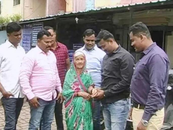 Khaki uniformed humanity! 'Pats' by Aam Aadmi | खाकी वर्दीतली माणुसकी! पोलिसांनी स्वखर्चातून दिल्या आजीबाईंना 'पाटल्या' Khaki uniformed humanity! 'Pats' by Aam Aadmi | खाकी वर्दीतली माणुसकी! पोलिसांनी स्वखर्चातून दिल्या आजीबाईंना 'पाटल्या'