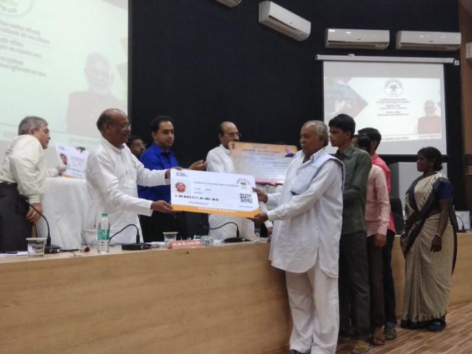 Union Minister of State Sanjay Dhote handed over the 'Golden Card' of Ayushman Bharat scheme | केंद्रीय राज्यमंत्री संजय धोत्रे यांच्या हस्ते आयुष्यमान भारत योजनेच्या  'गोल्डन कार्ड'चे वाटप Union Minister of State Sanjay Dhote handed over the 'Golden Card' of Ayushman Bharat scheme | केंद्रीय राज्यमंत्री संजय धोत्रे यांच्या हस्ते आयुष्यमान भारत योजनेच्या  'गोल्डन कार्ड'चे वाटप