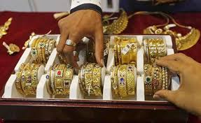 Three lakh jewelery worth of jewelery from Parbhani district have been extended from Jalgaon | जळगावातून परभणी जिल्ह्यातील सराफाचे सव्वा तीन लाखाचे दागिने लांबविले Three lakh jewelery worth of jewelery from Parbhani district have been extended from Jalgaon | जळगावातून परभणी जिल्ह्यातील सराफाचे सव्वा तीन लाखाचे दागिने लांबविले