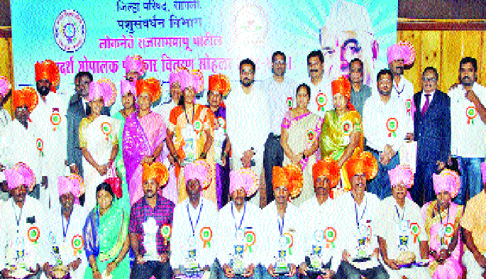 Free communication is ideal in the mammoth Sangli model state - Suhas Babur | मुक्त संचार गोठ्याचे सांगली मॉडेल राज्यात आदर्शवत - सुहास बाबर Free communication is ideal in the mammoth Sangli model state - Suhas Babur | मुक्त संचार गोठ्याचे सांगली मॉडेल राज्यात आदर्शवत - सुहास बाबर