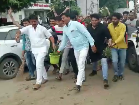 Video: A unique movement, when the Chief Minister Eknath Shinde left, the Shiv Sainiks cleaned the road by sprinkling gomutra | Video: अनोखे आंदोलन! मुख्यमंत्री जाताच शिवसैनिकांनी गोमूत्र शिंपडत रस्त्याचे केले शुद्धीकरण Video: A unique movement, when the Chief Minister Eknath Shinde left, the Shiv Sainiks cleaned the road by sprinkling gomutra | Video: अनोखे आंदोलन! मुख्यमंत्री जाताच शिवसैनिकांनी गोमूत्र शिंपडत रस्त्याचे केले शुद्धीकरण
