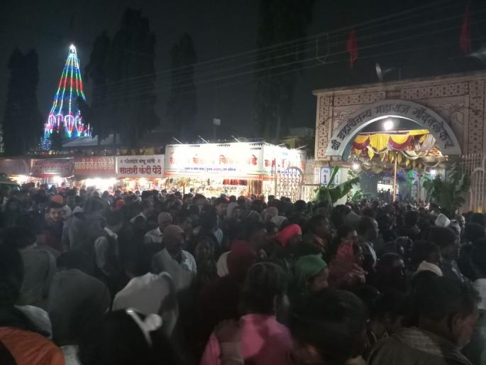 In the Gondavalekar Maharaja's Samadhi, on the occasion of flowering, 10-day celebrations, | गोंदवलेकर महाराजाच्या समाधीवर पुष्पवृष्टी, दहा दिवसांच्या सोहळ्याची सांगता