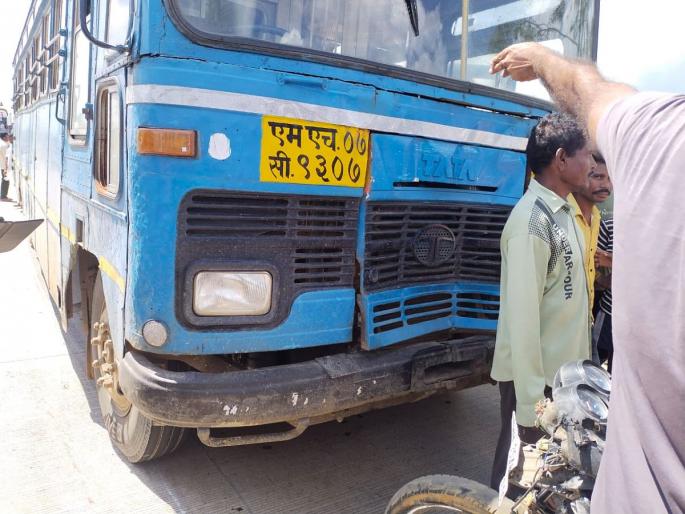 Bus collides with two-wheeler, two dead, one serious, incident at Lohara village on Deori-Amgaon road | बसची दुचाकीला धडक दोन जण ठार, एक गंभीर, देवरी-आमगाव मार्गावरील लोहारा गावातील घटना Bus collides with two-wheeler, two dead, one serious, incident at Lohara village on Deori-Amgaon road | बसची दुचाकीला धडक दोन जण ठार, एक गंभीर, देवरी-आमगाव मार्गावरील लोहारा गावातील घटना