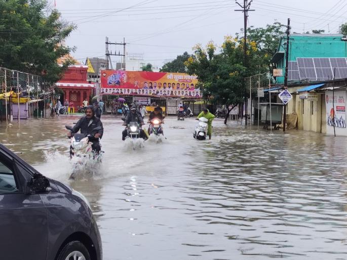 Gondia: Due to heavy rain, many settlements in Gondia city are flooded | Gondia: मुसळधार पावसामुळे गोंदिया शहरातील अनेक वस्त्यांमध्ये साचले पाणी Gondia: Due to heavy rain, many settlements in Gondia city are flooded | Gondia: मुसळधार पावसामुळे गोंदिया शहरातील अनेक वस्त्यांमध्ये साचले पाणी