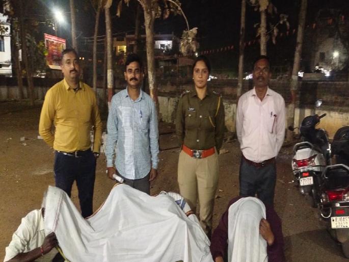 Card-beating four caught Action taken in Sarandi forest, goods worth one lakh rupees seized | पत्ते कुटणारे चार पकडले! सरांडी जंगलात केली कारवाई, एक लाख रुपयांचा माल जप्त Card-beating four caught Action taken in Sarandi forest, goods worth one lakh rupees seized | पत्ते कुटणारे चार पकडले! सरांडी जंगलात केली कारवाई, एक लाख रुपयांचा माल जप्त